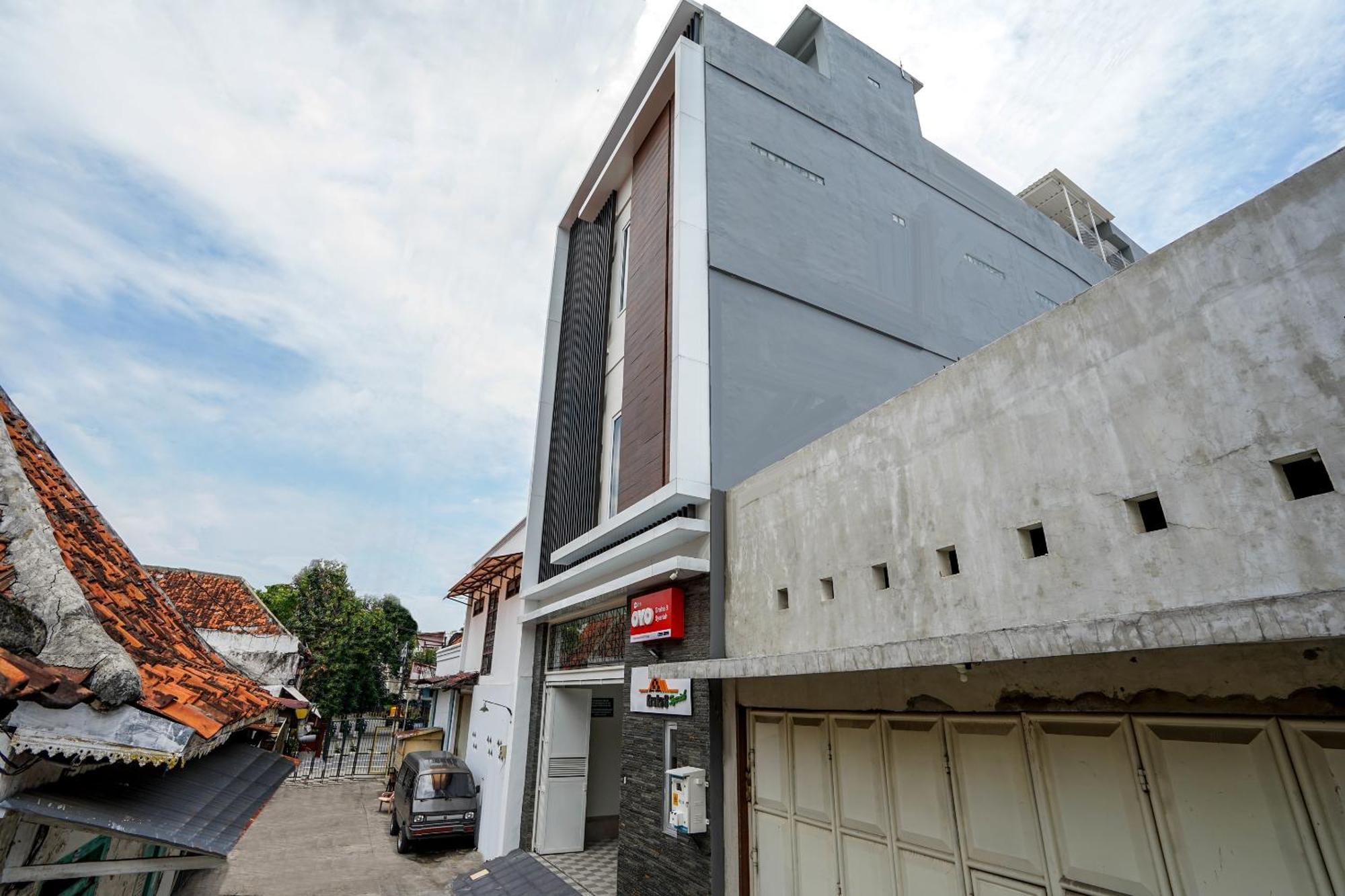 Super Oyo Capital O 614 Graha 8 Syariah Ξενοδοχείο Σουραμπάγια Εξωτερικό φωτογραφία