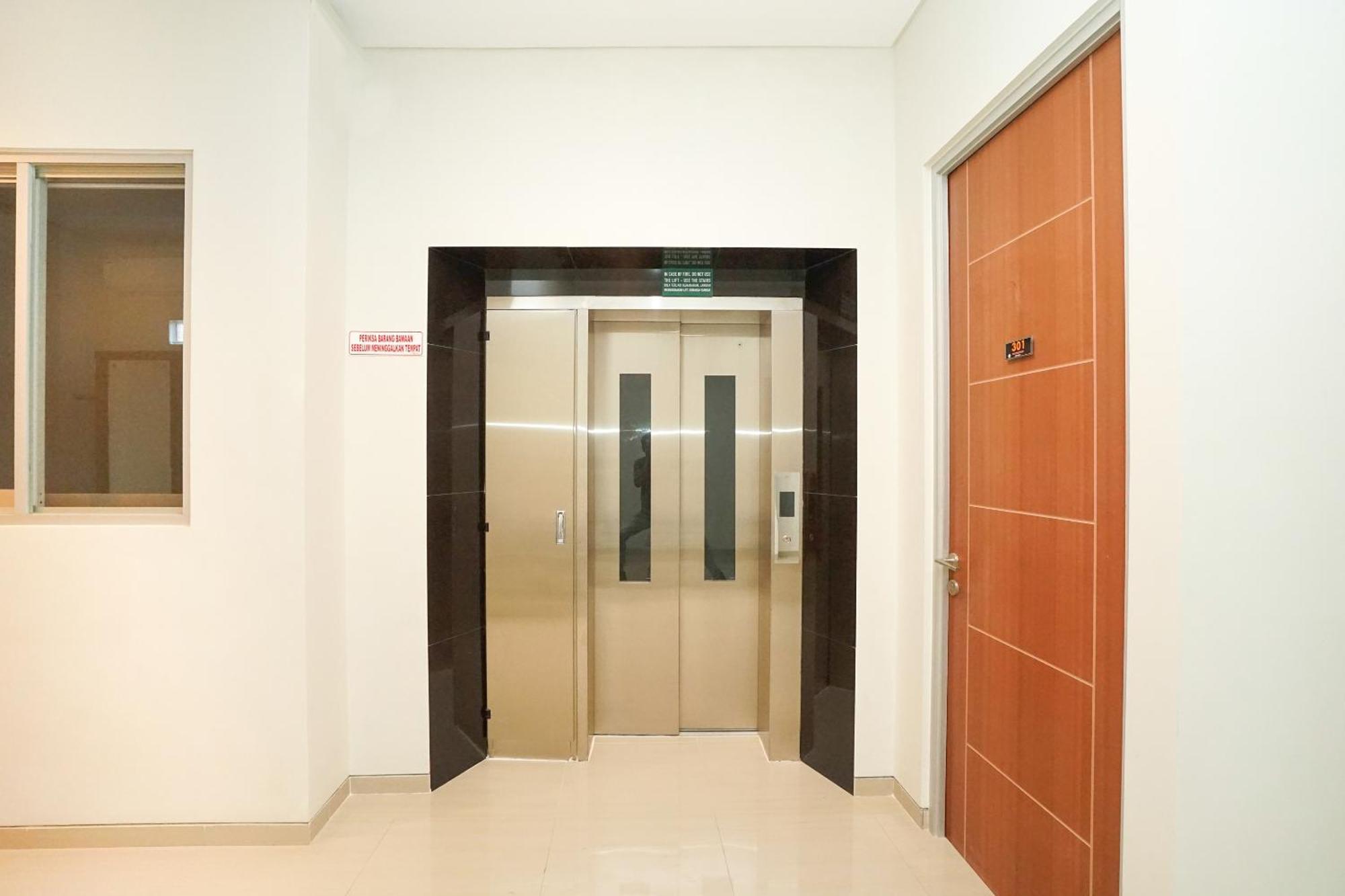 Super Oyo Capital O 614 Graha 8 Syariah Ξενοδοχείο Σουραμπάγια Εξωτερικό φωτογραφία
