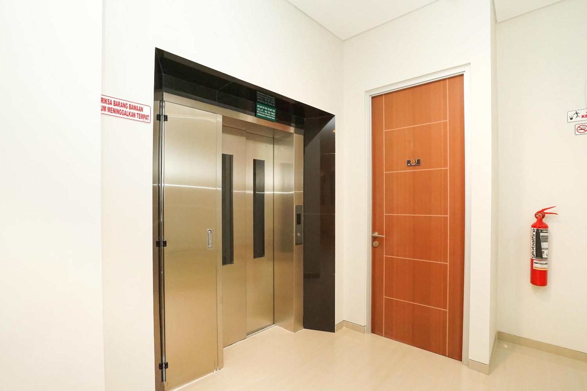 Super Oyo Capital O 614 Graha 8 Syariah Ξενοδοχείο Σουραμπάγια Εξωτερικό φωτογραφία